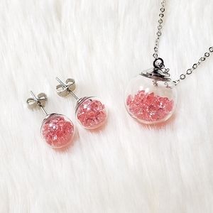 Free cute boxes and ribbons.